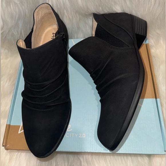 Life Stride Black Ankle Booties 9W - Picture 1 of 11